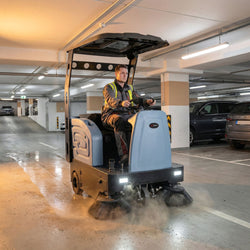 Zamiatarka samojezdna - Wydajność 8700m²/h - Szerokość robocza 140cm - 2 szczotki 48cm - Zbiornik 150l - z ssaniem - z natryskiem