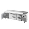 Stół chłodniczy Premium PLUS – 2452 x 600 mm – ze zlewem 1-komorowym, 2 drzwiami i 4 szufladami 1/2 – z rantem