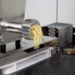 Elektryczna maszyna do makaronu – wydajność 8,4 kg/h – moc 750 W – dysza o średnicy 75 mm – w zestawie z nożem do makaronu