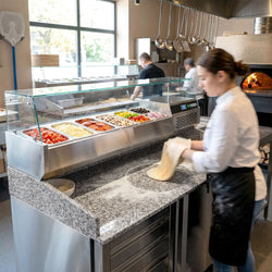 Stół chłodniczy do pizzy PREMIUM - 1550x800mm - z blatem granitowym - 1‑drzwiowy, 5 szuflad - z nadstawką chłodniczą z osłoną szklaną - 6x GN 1/3
