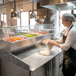 Stół chłodniczy do pizzy PREMIUM - 1600x800mm - z blatem granitowym - 2‑drzwiowy, 3 szuflady - z nadstawką chłodniczą z osłoną szklaną - 6x GN 1/3