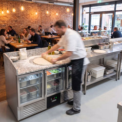 Stół chłodniczy do pizzy PREMIUM – 1400 x 700 mm – z 3 drzwiami szklanymi
