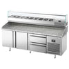 Stół chłodniczy do pizzy Premium PLUS – 1980 x 700 mm – z 2 drzwiami i 2 szufladami 1/2 – z witryną nadstawną chłodniczą na 9x GN 1/4 z nadstawką szklaną