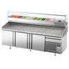 Stół chłodniczy do pizzy Premium PLUS – 2305 x 800 mm – z 3 drzwiami i 1 szufladą – wraz z witryną chłodniczą – 11 pojemników GN 1/4