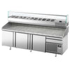 Stół chłodniczy do pizzy Premium PLUS – 2305 x 800 mm – z 3 drzwiami i 1 szufladą – wraz z witryną chłodniczą – 11 pojemników GN 1/4