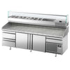 Stół chłodniczy do pizzy Premium PLUS – 2305 x 800 mm – z 2 drzwiami i 3 szufladami – z witryną nadstawną chłodniczą na 10x GN 1/3 z nadstawką szklaną