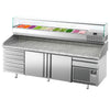 Stół chłodniczy do pizzy Premium PLUS – 2305 x 800 mm – z 2 drzwiami i 7 szufladami – z witryną nadstawną chłodniczą na 11x GN 1/4 z nadstawką szklaną