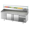 Stół chłodniczy do pizzy Premium PLUS – 2305 x 800 mm – z 2 drzwiami i 7 szufladami – z witryną nadstawną chłodniczą na 10x GN 1/3 z nadstawką szklaną