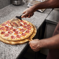 Stół chłodniczy do pizzy PREMIUM - 2100x800mm - z blatem granitowym - 3‑drzwiowy - z nadstawką chłodniczą z osłoną szklaną - 10x GN 1/3