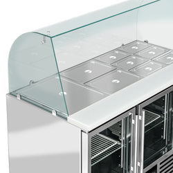 Stół chłodniczy sałatkowy PREMIUM – 1368 mm – z 3 drzwiami szklanymi – z wysoką nadstawką szklaną na 4x GN 1/1