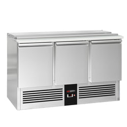 Stół chłodniczy sałatkowy PREMIUM – 1368 mm – z 3 drzwiami – z otworem na 4x GN 1/1 i pokrywą ze stali nierdzewnej