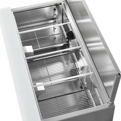 Stół Sałatkowy PREMIUM – 1370 mm – 3 szklane drzwi – z otworem na 4 pojemniki GN 1/1 i pokrywą ze stali nierdzewnej