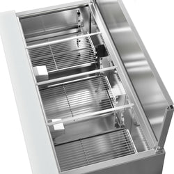 Stół chłodniczy sałatkowy ECO – 1368 mm – z 3 drzwiami – z otworem na 4x GN 1/1 i pokrywą ze stali nierdzewnej