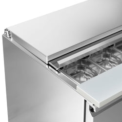 Stół Sałatkowy PREMIUM – 1370 mm – 3 szklane drzwi – z otworem na 4 pojemniki GN 1/1 i pokrywą ze stali nierdzewnej