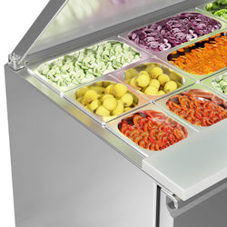 Stół Sałatkowy PREMIUM – 1370 mm – 3 szklane drzwi – z otworem na 4 pojemniki GN 1/1 i pokrywą ze stali nierdzewnej
