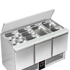 Stół chłodniczy sałatkowy PREMIUM – 1368 mm – z 3 drzwiami – z otworem na 4x GN 1/1 i pokrywą ze stali nierdzewnej
