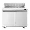 Stół przygotowawczy PREMIUM – 1230 mm – 396 L – z 2 drzwiami – z 12 pojemnikami GN 1/6 – w stylu amerykańskim