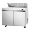 Stół przygotowawczy PREMIUM – 1230 mm – 396 L – z 2 drzwiami – z 12 pojemnikami GN 1/6 – w stylu amerykańskim