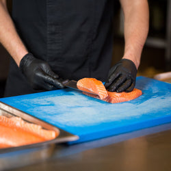 Deska do krojenia z antypoślizgowymi nóżkami – 325 x 530 mm – zgodna z normą HACCP – niebieska