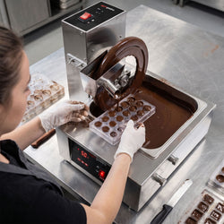 Urządzenie do topienia czekolady – 12 kg – 560 W – z automatycznym mieszadłem z wylotem, zdjęcie 8 z 8