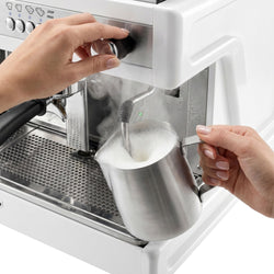 WEGA | Airy – Ekspres do kawy kolbowy – 3 grupy – 5,6 kW – z licznikiem filiżanek – biały