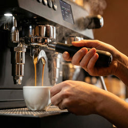Ekspres do kawy kolbowy – 2 grupy – wielokotłowy – dotykowy – system wstępnego zaparzania – biały