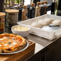 (9 szt.) Pojemnik na ciasto do pizzy - zestaw - 8 pojemników i 1 pokrywa - EN 600x400 - Wysokość: 75mm - Polipropylen - Biały - Pojemność: 18l