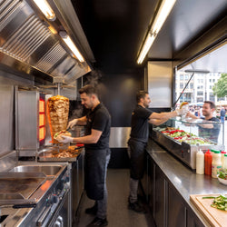 Przyczepa handlowa / food truck DÖNER – 5,7 m – z wyposażeniem podstawowym i sprzętem kuchennym