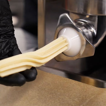 Manualna nadziewarka do kiełbasek & churro - 3 litry - stal nierdzewna - włącznie z 4 nadziewarkami do kiełbasek & 3 nasadkami do churro - Prime Gastro