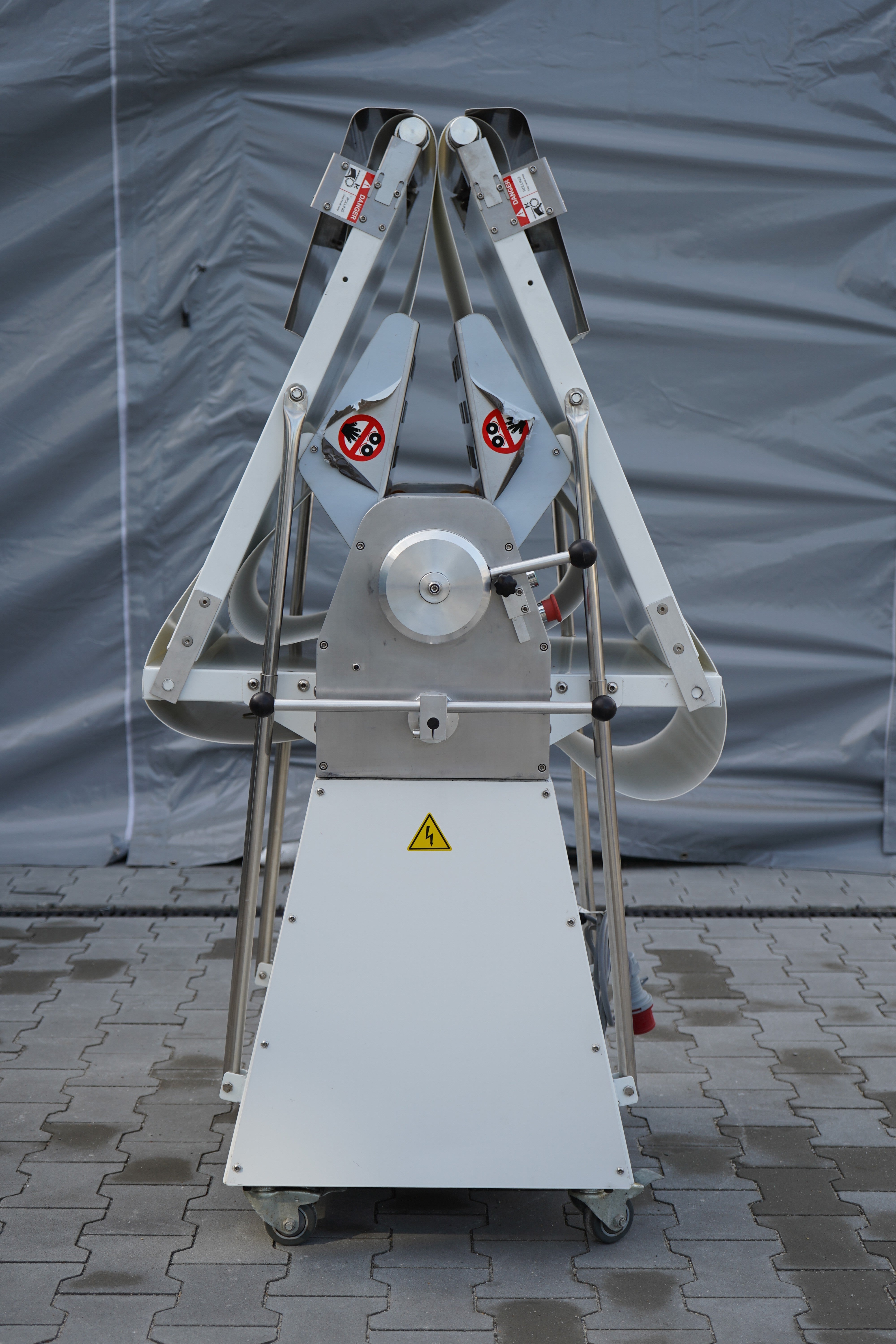 Dough sheeter for bakeries - stationary device